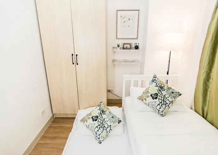 Excellent Location 2 Bdrm Homey Wifi Near Airport *