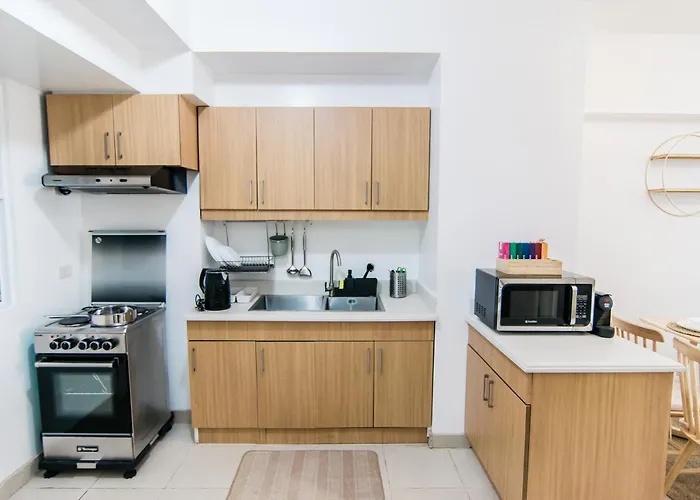 Excellent Location 2 Bdrm Homey Wifi Near Airport Apartment *