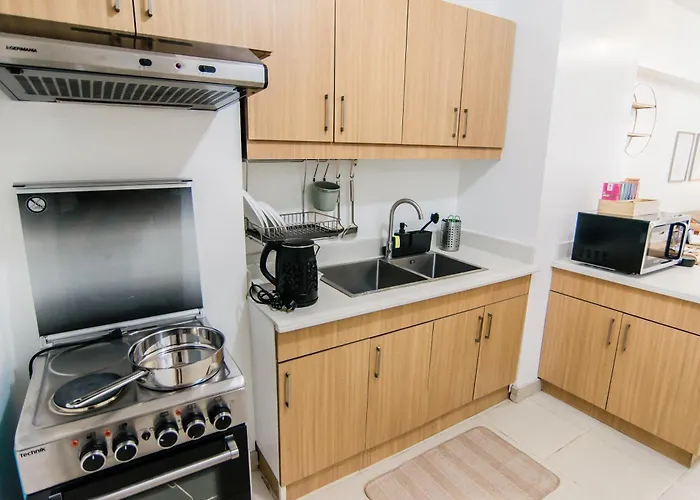 Excellent Location 2 Bdrm Homey Wifi Near Airport *